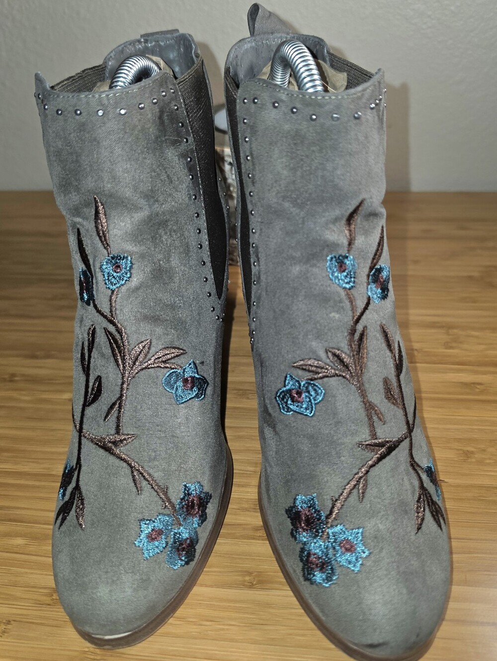 Stunning Crown Vintage Gray Suede Ankle Boots with Teal Floral Embroidery Sz 8.5